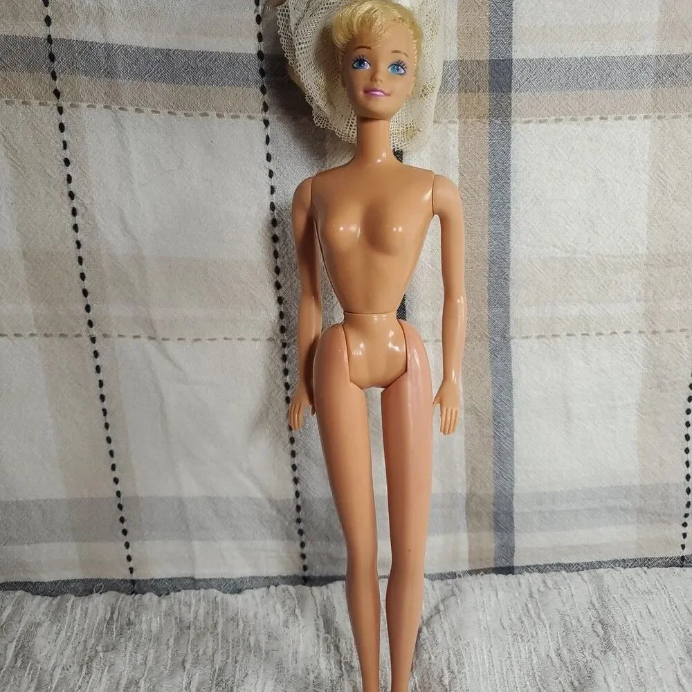 Vtg Barbie Doll 1988 Mattel Malaysia w/ 3 Genuine Barbie Outfits Clothes Lot